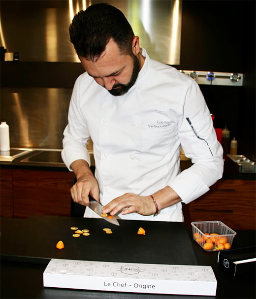 Le chef pâtissier Éric Verbauwhede coupant des fruits avec un couteau Finesse 