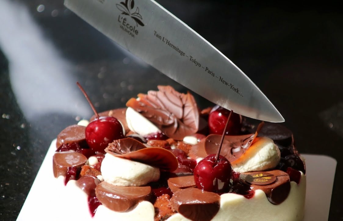 Couteau finesse posé sur marbre avec cake coupé